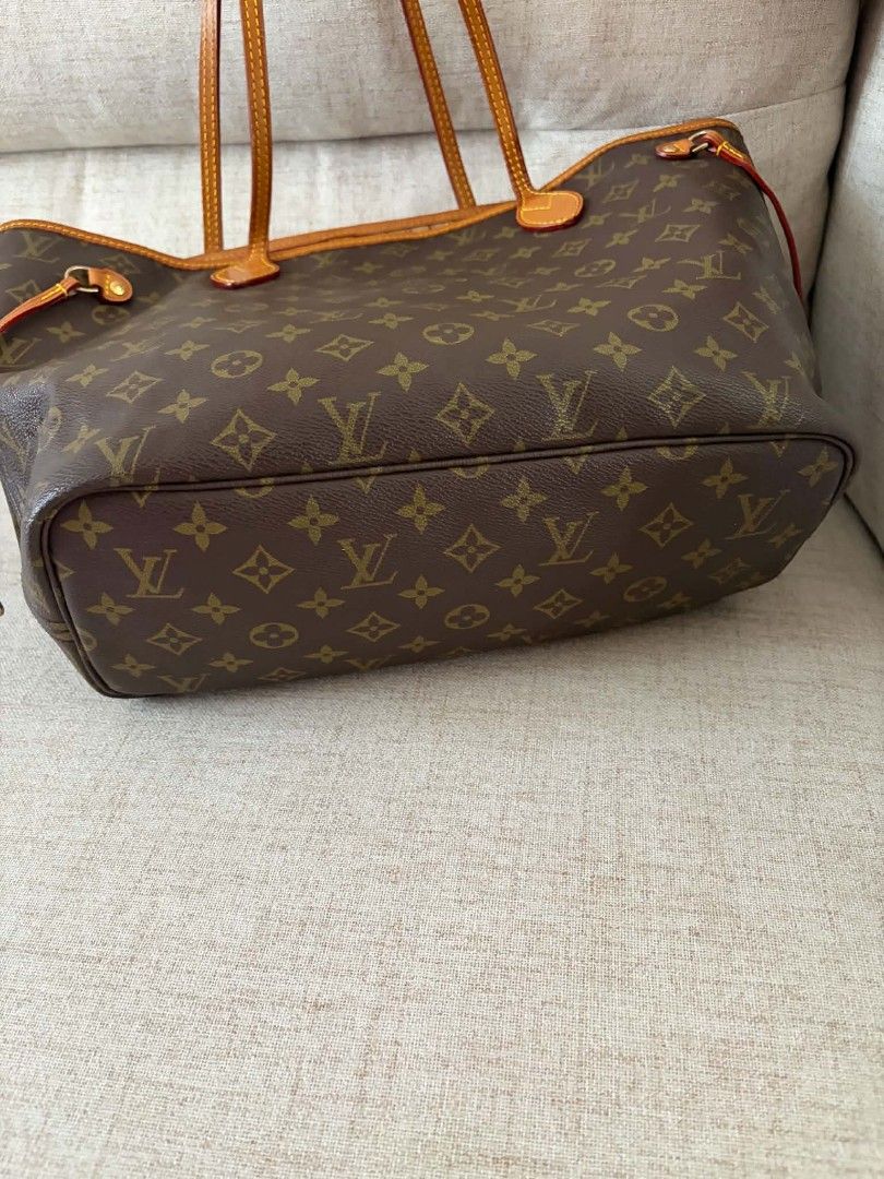 Louis Vuitton Monogram Canvas Neverfull GM Tote Bag (Category: Luxury Bags & Wallets) located in Manila. Submitted by lanyklein (Listing ID 1453070086, Image 3). Description: - Classic Louis Vuitton Neverfull GM tote - Monogram canvas with vachetta leather trim - Spacious inte rior with a zip pocket - Adjustable drawstring sides for customizable shape - Ideal for everyday use, work, or travel - Handles show natural patina - Interior lining is cle