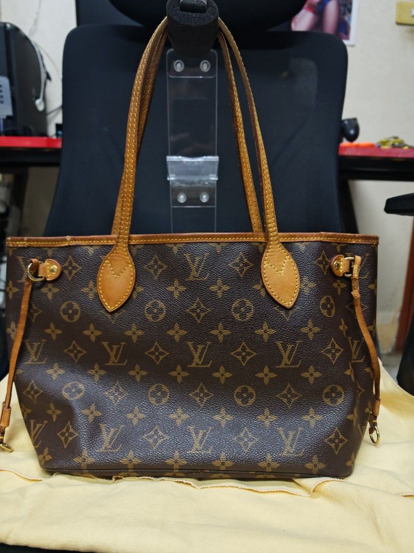 Louis Vuitton neverfull pm monogram (Category: Luxury Bags & Wallets) located in Malabon City. Submitted by uniquexun (Listing ID 1453198700, Image 2). Description: Selling neverfull pm size, in fair condition. All flaws are posted. Please look carefully. Includes dustbag and COA can do meet ups SF c/o buyer NO TO LOW BALLERS.