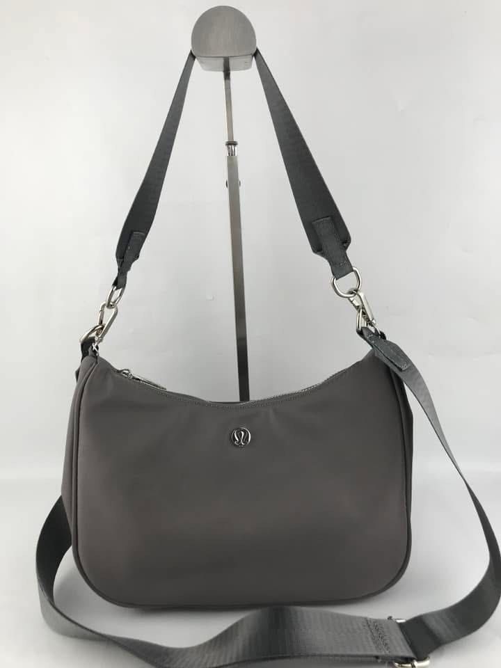 Lululemon Shoulder Bag 3L (Category: Carriers & Slings) located in Binan City. Submitted by pinkykeenshop (Listing ID 1453229645, Image 1). Description: .