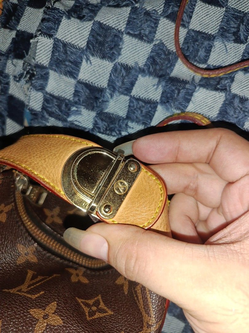LV mini sling/hand bag. (Category: Luxury Bags & Wallets) located in Bulacan. Submitted by barbscee (Listing ID 1453093681, Image 2). Description: NEED CLEANING, ISSUES OF THIS BAG IS ALREADY SHOWN IN THE PHOTOS. NO CODE PRICE IS NEGOTIABLE..