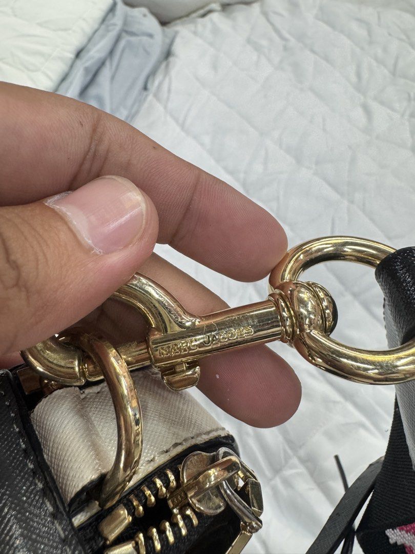 Marc Jacobs Black Leather Crossbody Bag with Logo Strap (Category: Luxury Bags & Wallets) located in Davao. Submitted by eyedea300064714 (Listing ID 1453058907, Image 3). Description: For sale Marc Jacobs Snapchat Strap may sign of usage lang(check last 4 pics) .