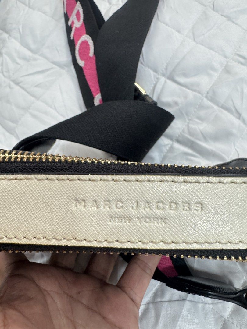 Marc Jacobs Black Leather Crossbody Bag with Logo Strap (Category: Luxury Bags & Wallets) located in Davao. Submitted by eyedea300064714 (Listing ID 1453058907, Image 2). Description: For sale Marc Jacobs Snapchat Strap may sign of usage lang(check last 4 pics) .