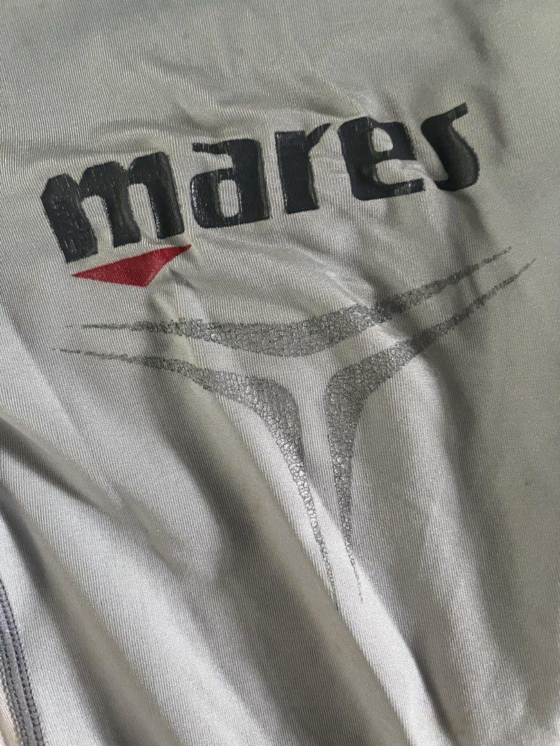 Mares Long Sleeve Rash Guard Top Size M (Category: Rash guard) located in Mandaluyong City. Submitted by maesim (Listing ID 1453067515, Image 3). Description: - Mares Long Sleeve Rash Guard - Ideal for water sports - Material: 85% Nylon, 15% Spandex - Care Instructions: Hand wash in fresh cold water, hang dry out of direct sunlight.