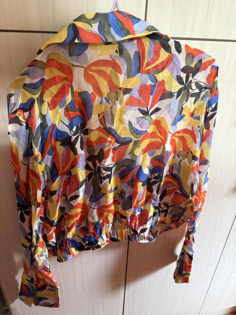 Massimo Dutton multicolor top （分類：長袖衫）位於 Hong Kong。 由 missdeen 提交（商品編號 1453139607，圖片 2）。簡介： Perfect for summer time Long sleeves with elastic around waist area 。