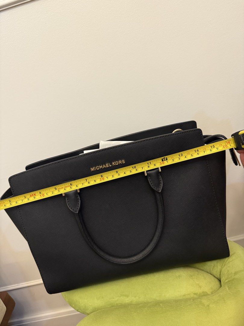 Michael Kors Black Leather Tote Bag (Category: Luxury Bags & Wallets) located in Pasig City. Submitted by affordablestuffph (Listing ID 1453109146, Image 2). Description: - Classic black Michael Kors tote bag - Genuine Saffiano leather - Elegant gold hardware details - Spacious interior, ideal for work or everyday use - Approximate width: 15 inches.