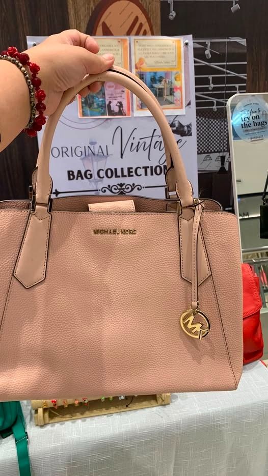 Michael Kors Pink Leather Tote Bag (Category: Luxury Bags & Wallets) located in Pateros City. Submitted by yeahshop29 (Listing ID 1453145460, Image 1). Description: .