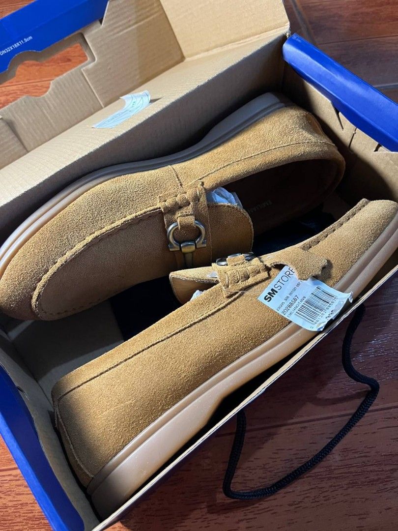 Milanos loafers shoe (Category: Casual Shoes) located in Quezon City. Submitted by thomosssss (Listing ID 1453230889, Image 2). Description: original price 1999 on sm brand new never been used size 45/11 with box.