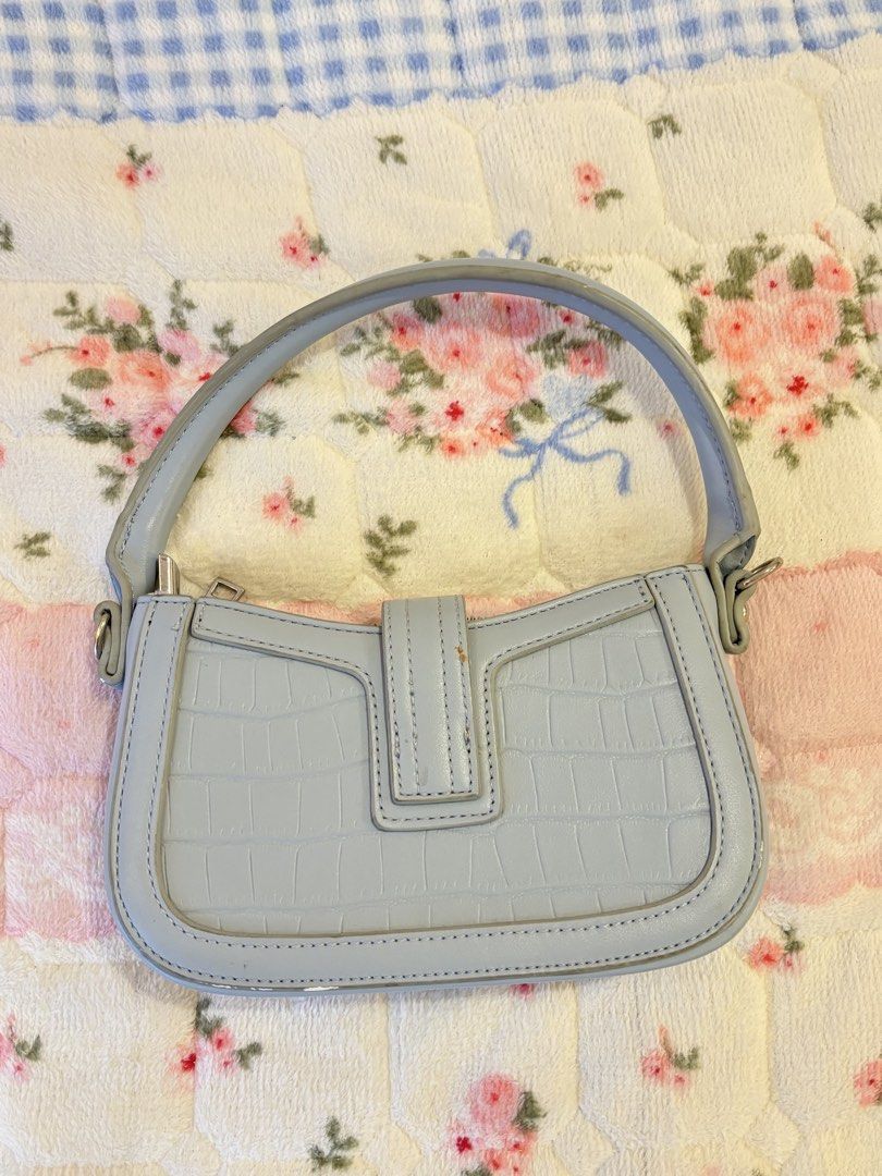 Mini Shoulder Bag (Category: Shoulder Bags) located in Manila. Submitted by andycluttr (Listing ID 1453103013, Image 3). Description: .