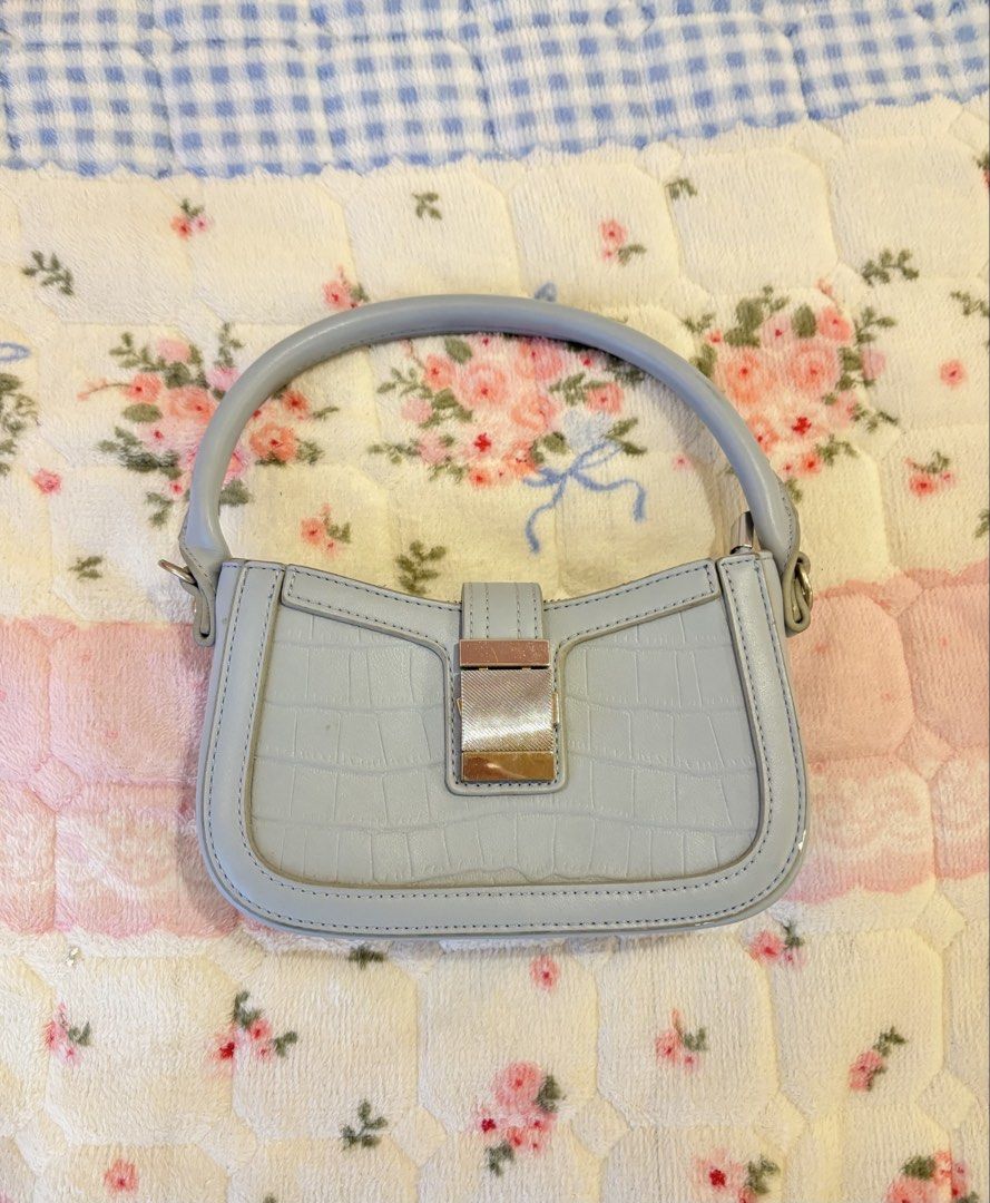 Mini Shoulder Bag (Category: Shoulder Bags) located in Manila. Submitted by andycluttr (Listing ID 1453103013, Image 1). Description: .