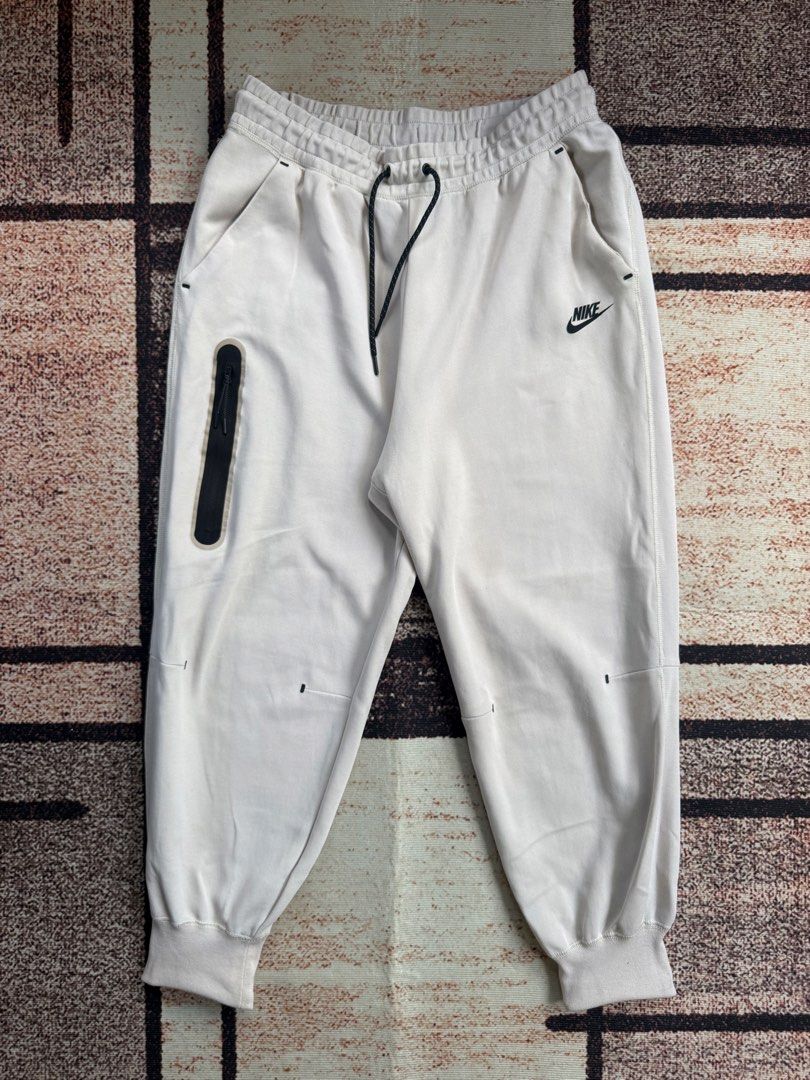 Nike Sportswear Tech Fleece sweatpants (Category: Joggers) located in Abulug. Submitted by jv1122 (Listing ID 1453090971, Image 1). Description: Nike Sportswear Tech Fleece sweatpants need wash 30-36 waist 39 Length .