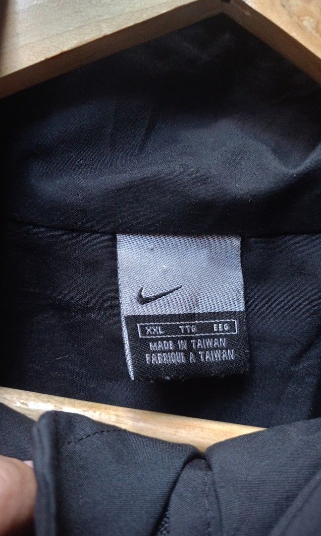 Nike Vintage Windbreaker Zipped (Category: Coats, Jackets and Outerwear) located in Davao. Submitted by terrencefinds (Listing ID 1453230180, Image 2). Description: Embroid Logo No issue 25x29.