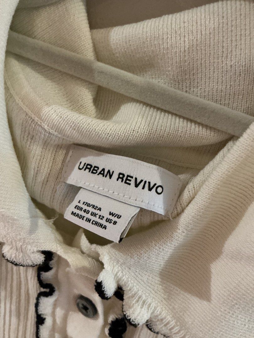 Outlined Shirt (Category: Shirts) located in Manila. Submitted by valknosis (Listing ID 1453097421, Image 2). Description: Prices are negotiable 💕 GCASH PAYMENT ❄️ SF covered by buyer ❄️ - Tag says large but fits like a Small/Medium .
