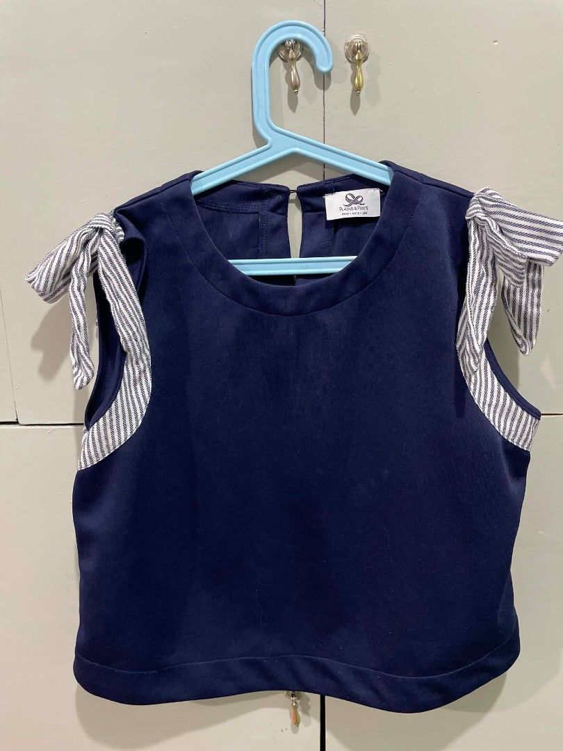 Plains & Prints Bow Shoulder Top (Category: Sleeveless) located in Davao. Submitted by jajai_7 (Listing ID 1443138329, Image 1). Description: .