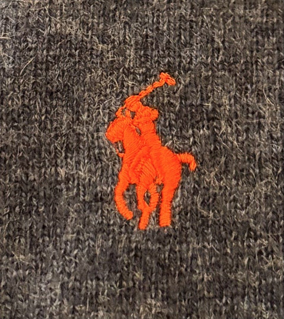 Polo Ralph Lauren Wool Crewneck Sweater （分類：T-shirt、恤衫、有領衫）位於 Hong Kong。 由 lokorio 提交（商品編號 1453112349，圖片 3）。簡介： Polo Ralph Lauren Wool Crewneck Sweater Size: L, chest 48cm, length 68cm Color: Navy Heather with signature red embroidered Pony logo Material: Wool knit (ribbed collar, cuffs and hem) Made in China Retail: ~US$168–228 (HK$1,300–1,800) #PoloRalphLauren #RalphLauren #RL #Knitwear #冷衫 #OldMoney 。