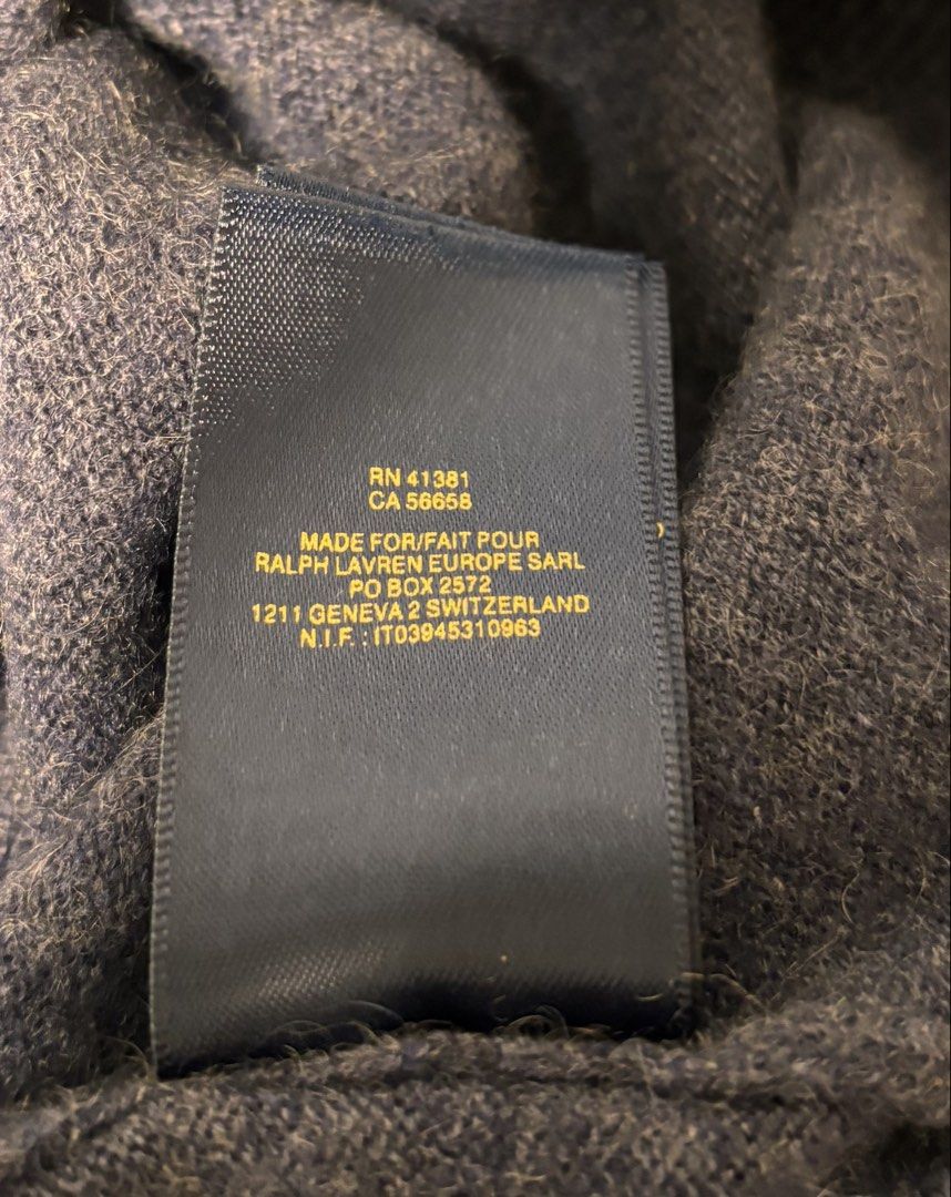Polo Ralph Lauren Wool Crewneck Sweater （分類：T-shirt、恤衫、有領衫）位於 Hong Kong。 由 lokorio 提交（商品編號 1453112349，圖片 4）。簡介： Polo Ralph Lauren Wool Crewneck Sweater Size: L, chest 48cm, length 68cm Color: Navy Heather with signature red embroidered Pony logo Material: Wool knit (ribbed collar, cuffs and hem) Made in China Retail: ~US$168–228 (HK$1,300–1,800) #PoloRalphLauren #RalphLauren #RL #Knitwear #冷衫 #OldMoney 。