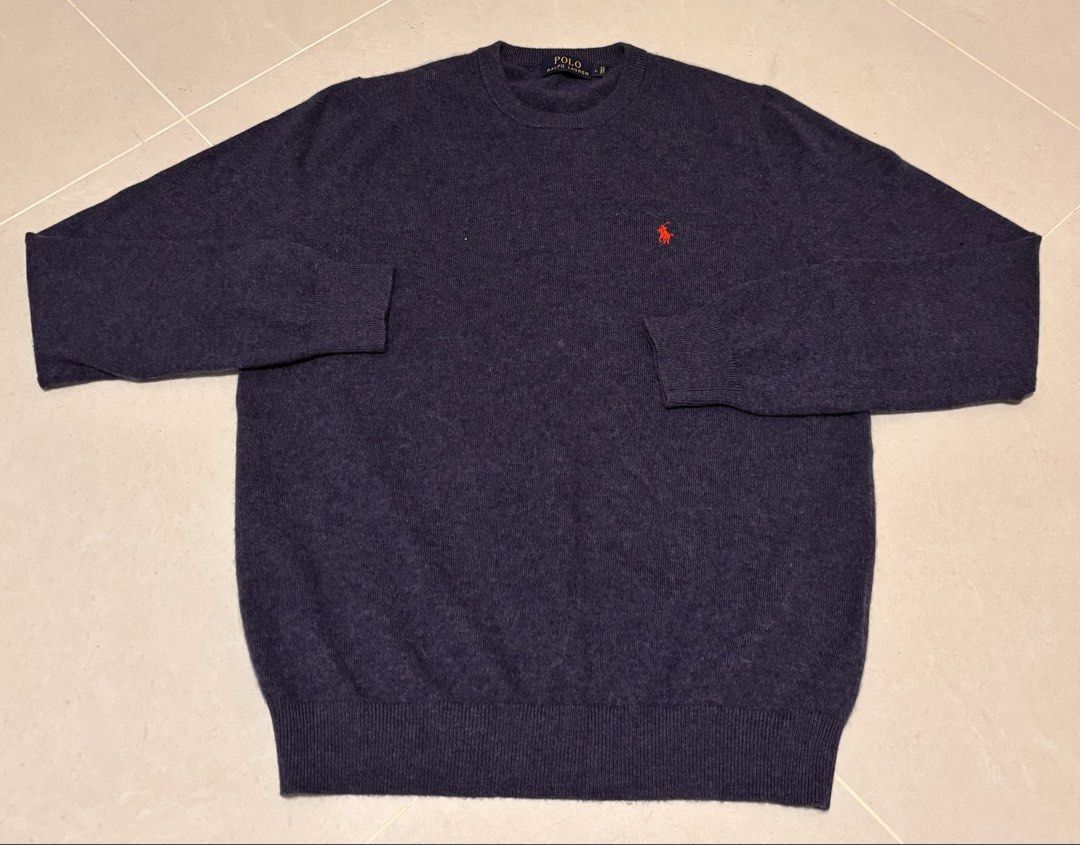 Polo Ralph Lauren Wool Crewneck Sweater （分類：T-shirt、恤衫、有領衫）位於 Hong Kong。 由 lokorio 提交（商品編號 1453112349，圖片 1）。簡介： Polo Ralph Lauren Wool Crewneck Sweater Size: L, chest 48cm, length 68cm Color: Navy Heather with signature red embroidered Pony logo Material: Wool knit (ribbed collar, cuffs and hem) Made in China Retail: ~US$168–228 (HK$1,300–1,800) #PoloRalphLauren #RalphLauren #RL #Knitwear #冷衫 #OldMoney 。