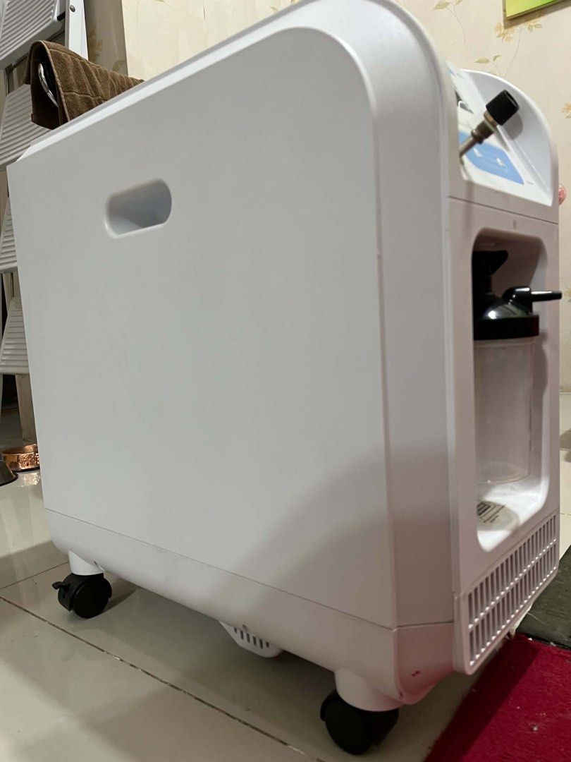 Portable Oxygen Concentrator Machine with nebulizer (Category: Medical Supplies & Tools) located in Quezon City. Submitted by dudsandsky (Listing ID 1453052966, Image 2). Description: - Portable Oxygen Concentrator - Flow Rate: 4.7 L/min - Normal Operation - Timer Function: Up to 120 minutes - Usage Hours: 1099 hours - Includes: Humidifier bottle and tubing - Perfect for Home Use.