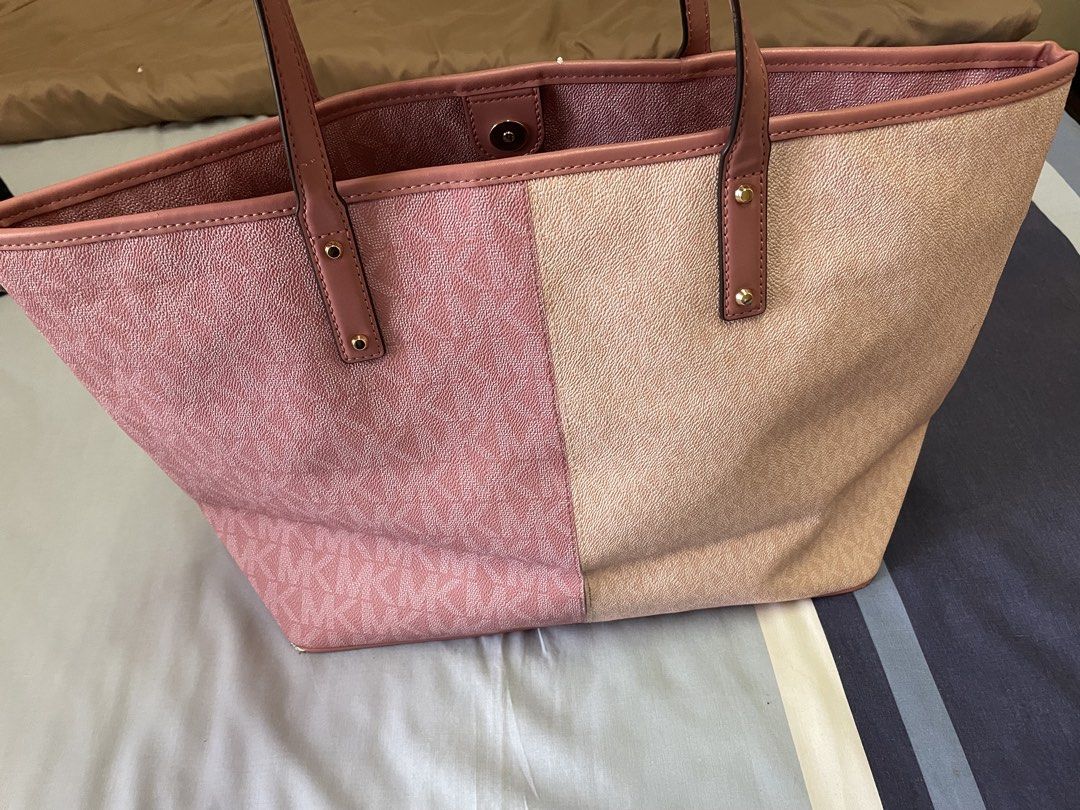 Preloved authentic michael kors tote bag (Category: Luxury Bags & Wallets) located in Caloocan City. Submitted by prelovedbybets (Listing ID 1453099365, Image 2). Description: Bought in japan preloved michael kors with minimal scratch at the bottom Of the bag .