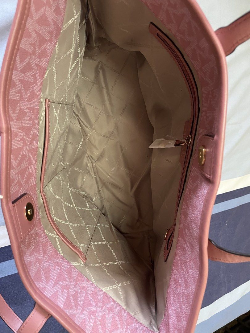 Preloved authentic michael kors tote bag (Category: Luxury Bags & Wallets) located in Caloocan City. Submitted by prelovedbybets (Listing ID 1453099365, Image 3). Description: Bought in japan preloved michael kors with minimal scratch at the bottom Of the bag .