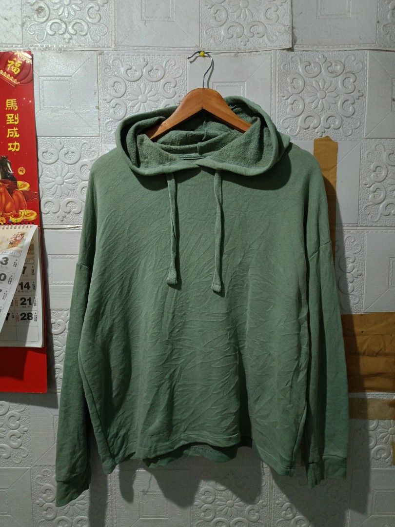 Pull&Bear hoodie (Category: Hoodies) located in Quezon City. Submitted by charlesfab66127 (Listing ID 1453223486, Image 1). Description: Available available!! Pull&Bear hoodie 🤑 Size on tag: Small boxy fit👕 Dimes: - 25 Width - 25.5 Length Color rate: 9.5/10 Condition: 9.5/10 Issue: need wash📌 Loc. Batasan Hills Quezon City 📩📩📩.