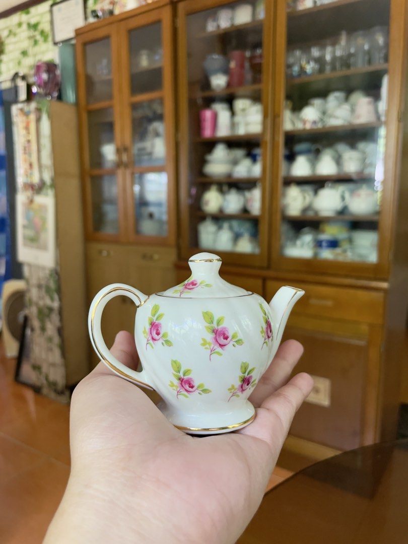 Sadler Made in England Mini Teapot (Category: Coffee & Tea Tableware) located in Malaybalay. Submitted by timelessheirlooms (Listing ID 1453143280, Image 2). Description: Decorative mini teapot.