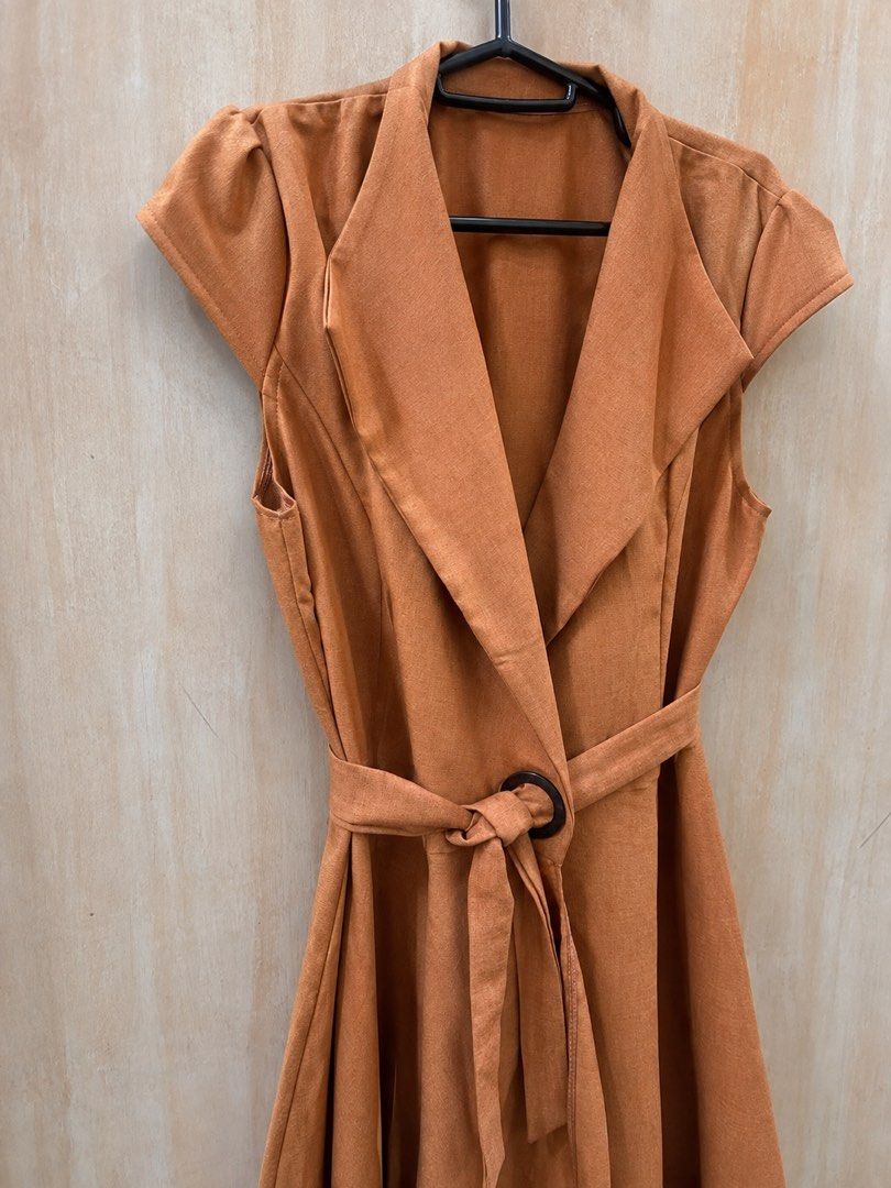 Sleeveless Rust Belted Midi Dress with Collar (Category: Dresses) located in Pasay City. Submitted by calliecorner (Listing ID 1453111265, Image 2). Description: Never used. Elegant rust orange wrap midi dress featuring a collared neckline, tie waist belt, and a flattering flowy silhouette. Details: Color: Rust Orange Size: Can fit S–L With matching tie belt Sleeveless with collared neckline Midi length Never used Excellent condition 📍Pasay City