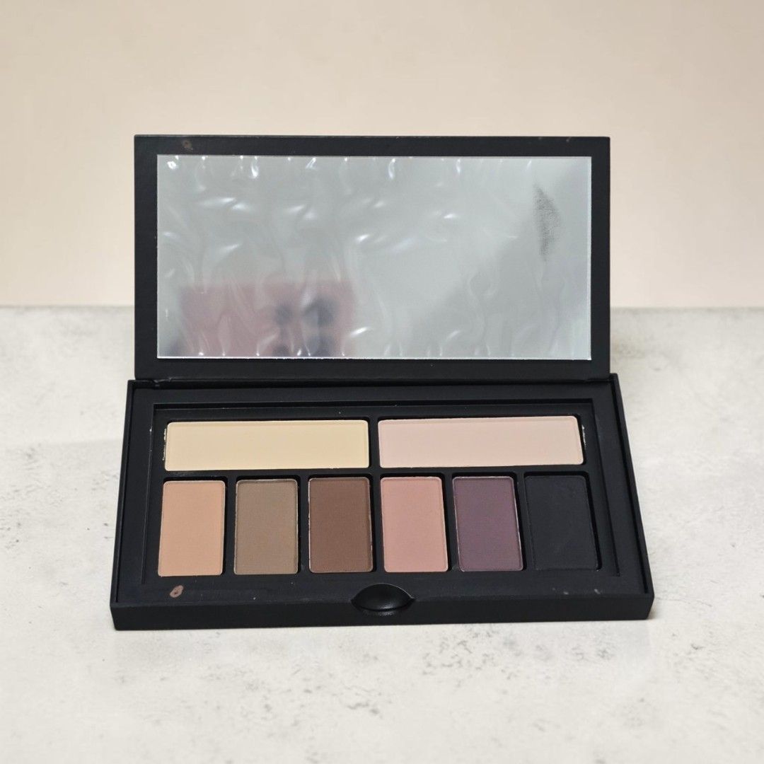 Smashbox Cover Shot Matte Eye Palette (Category: Makeup) located in Taguig. Submitted by altainfante (Listing ID 1453222408, Image 1). Description: - Smashbox Cover Shot Matte Eye Palette - Features 8 versatile neutral matte shades - Perfect for creating everyday looks or dramatic smoky eyes - Compact and travel-friendly design - Some shades have been lightly swatched - Sold as is.