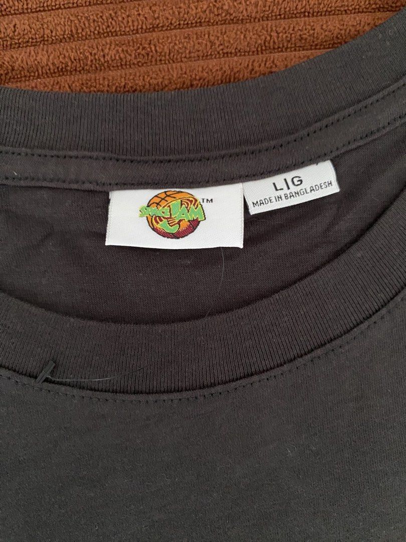 SPACEJAM (Category: Tshirts & Polo Shirts) located in Alor Gajah. Submitted by mindwreckshops (Listing ID 1453148441, Image 3). Description: 🔥FOR SALE🔥 Nak Jual Murah Murah Je Condition 9.5/10 Leher masih Cantik Print Pun Lawo Colour masih cantik Tiada Tulang Tepi SpaceJam TM x Cotton On Size On Print L / P23L29 Made In Bangladesh 🇧🇩 *Rugi tak beli 😎.