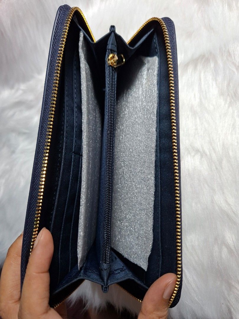 Tommy Hilfiger long wallet (Category: Luxury Bags & Wallets) located in Manila. Submitted by maharlikakzy (Listing ID 1453194024, Image 3). Description: 💯 Original TH wallet Dimension: 20cm L x 11cm H x 3cm W Tricolor long wallet Unused Rfs: Decluttering.