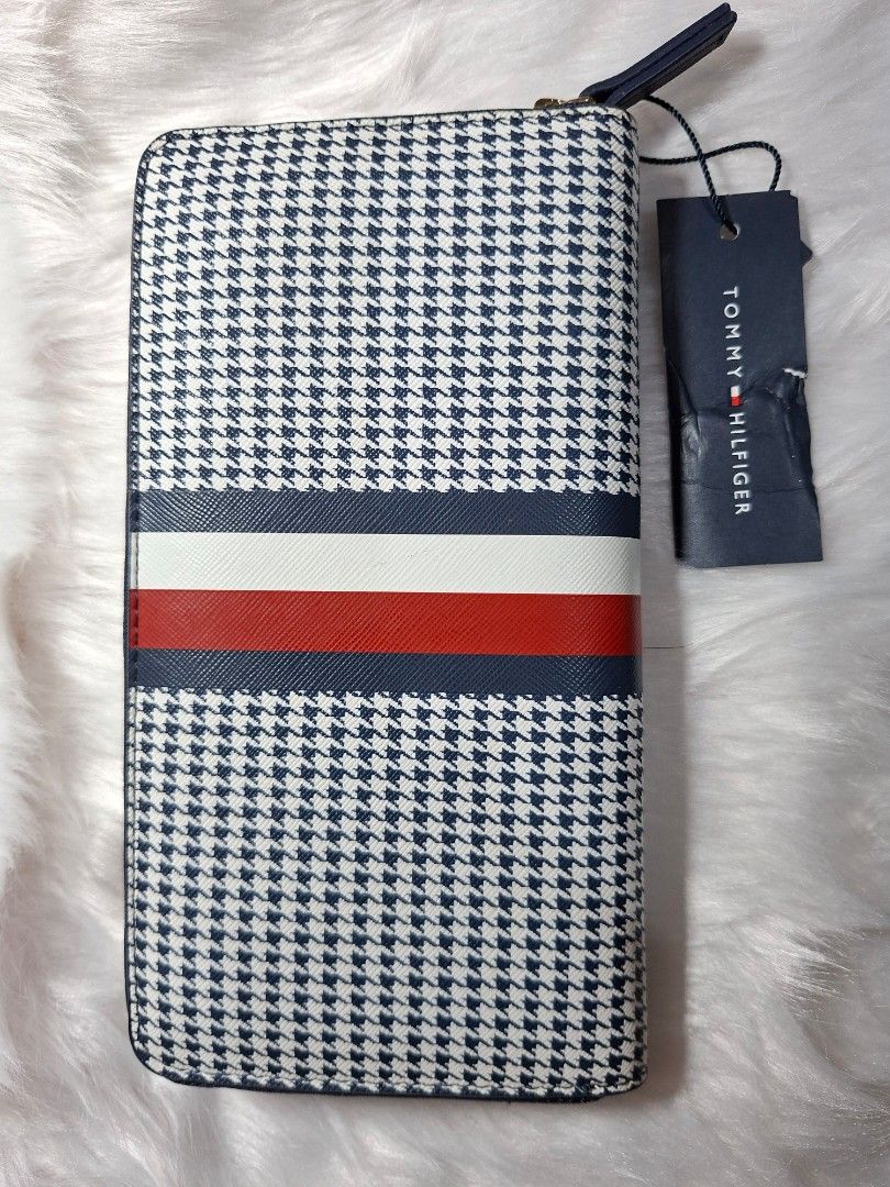 Tommy Hilfiger long wallet (Category: Luxury Bags & Wallets) located in Manila. Submitted by maharlikakzy (Listing ID 1453194024, Image 2). Description: 💯 Original TH wallet Dimension: 20cm L x 11cm H x 3cm W Tricolor long wallet Unused Rfs: Decluttering.