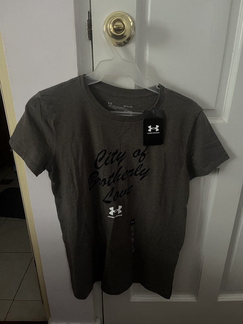 Under Armour T-Shirt (Category: Tshirts & Polo Shirts ) located in Mandaluyong City. Submitted by maesim (Listing ID 1453068267, Image 3). Description: - Grey Under Armour T-Shirt - Size: Small - Graphic Print: 'City of Brotherly Love' in black - Features: Short sleeves, crew neck - Technology: HeatGear - Ideal for: Casual wear.