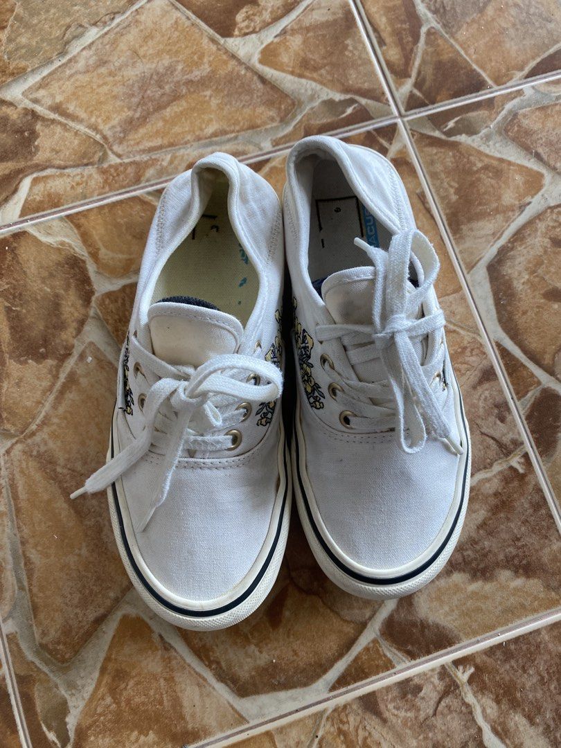 Vans Sneaker (Category: Casual shoes) located in Besut. Submitted by cenderawasih_bundle (Listing ID 1453099208, Image 3). Description: Vans Size kanak2 3UK 22 CM Condition Masih Baru Inshole dalam ada kesan pemakaian Tapak cun Pembayarn QR / Online Banking Sahaja RM50 Siap pOs.