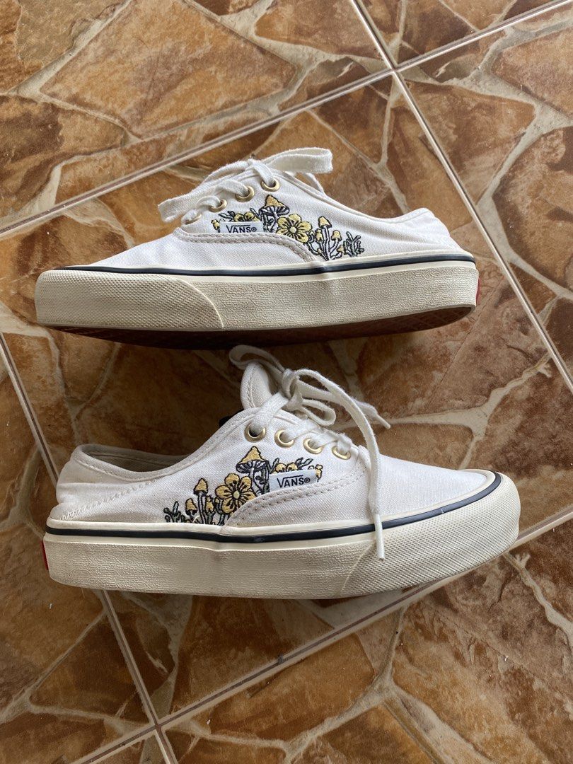 Vans Sneaker (Category: Casual shoes) located in Besut. Submitted by cenderawasih_bundle (Listing ID 1453099208, Image 1). Description: Vans Size kanak2 3UK 22 CM Condition Masih Baru Inshole dalam ada kesan pemakaian Tapak cun Pembayarn QR / Online Banking Sahaja RM50 Siap pOs.