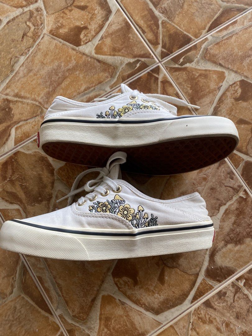 Vans Sneaker (Category: Casual shoes) located in Besut. Submitted by cenderawasih_bundle (Listing ID 1453099208, Image 2). Description: Vans Size kanak2 3UK 22 CM Condition Masih Baru Inshole dalam ada kesan pemakaian Tapak cun Pembayarn QR / Online Banking Sahaja RM50 Siap pOs.