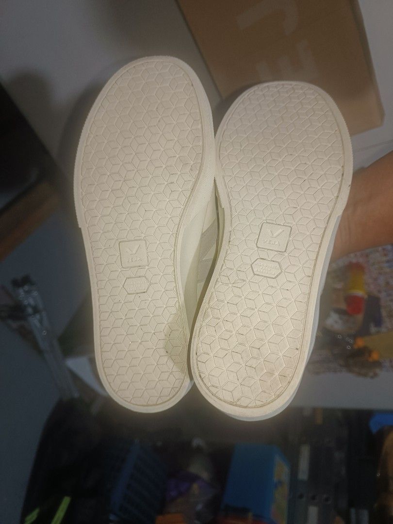 Veja T2 Sneakers EUR 40 (Category: Sneakers) located in Las Pinas. Submitted by avatar23 (Listing ID 1453197795, Image 3). Description: - Brand: Veja - Model: T2 Sneakers - Size: EUR 40 - Origin: Made in Brazil - Style: Versatile, perfect for everyday wear.