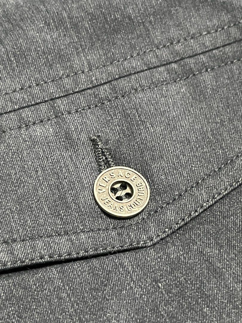 Versace Jeans Hunting Jacket (Category: Luxury Apparel) located in Calapan. Submitted by axlefinestpicks (Listing ID 1453160707, Image 3). Description: 💎!!GRAIL PIECE!!💎 Versace Jeans Hunting Jacket With collar textured cover Excellent condition No flaws. Fits small to medium. Small on tag. Guaranteed authentic..