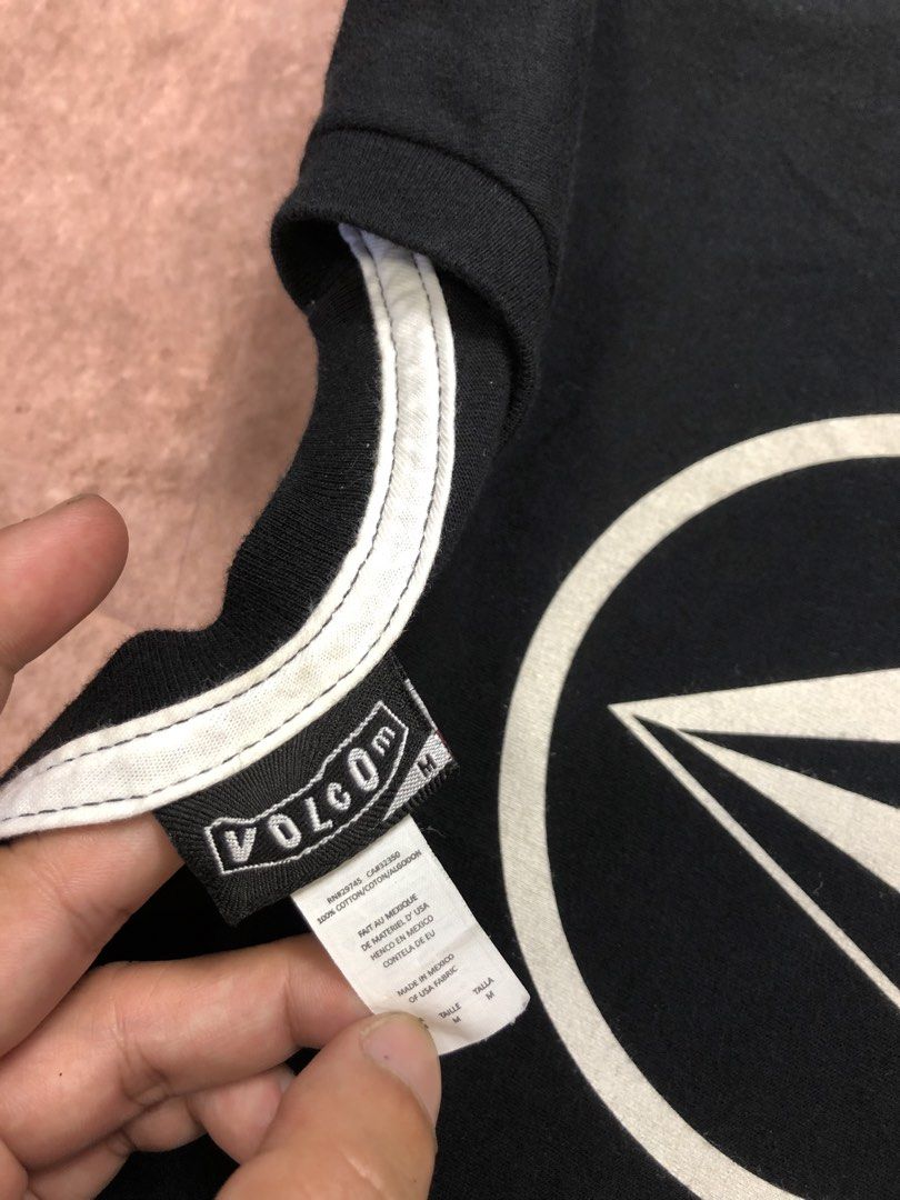 Volcom Black Tee (Category: Activewear) located in Dasmarinas. Submitted by 2slickdeals_ (Listing ID 1453229857, Image 2). Description: SIZE MEDIUM WIDTH 20 LENGTH 30 NO ISSUE..