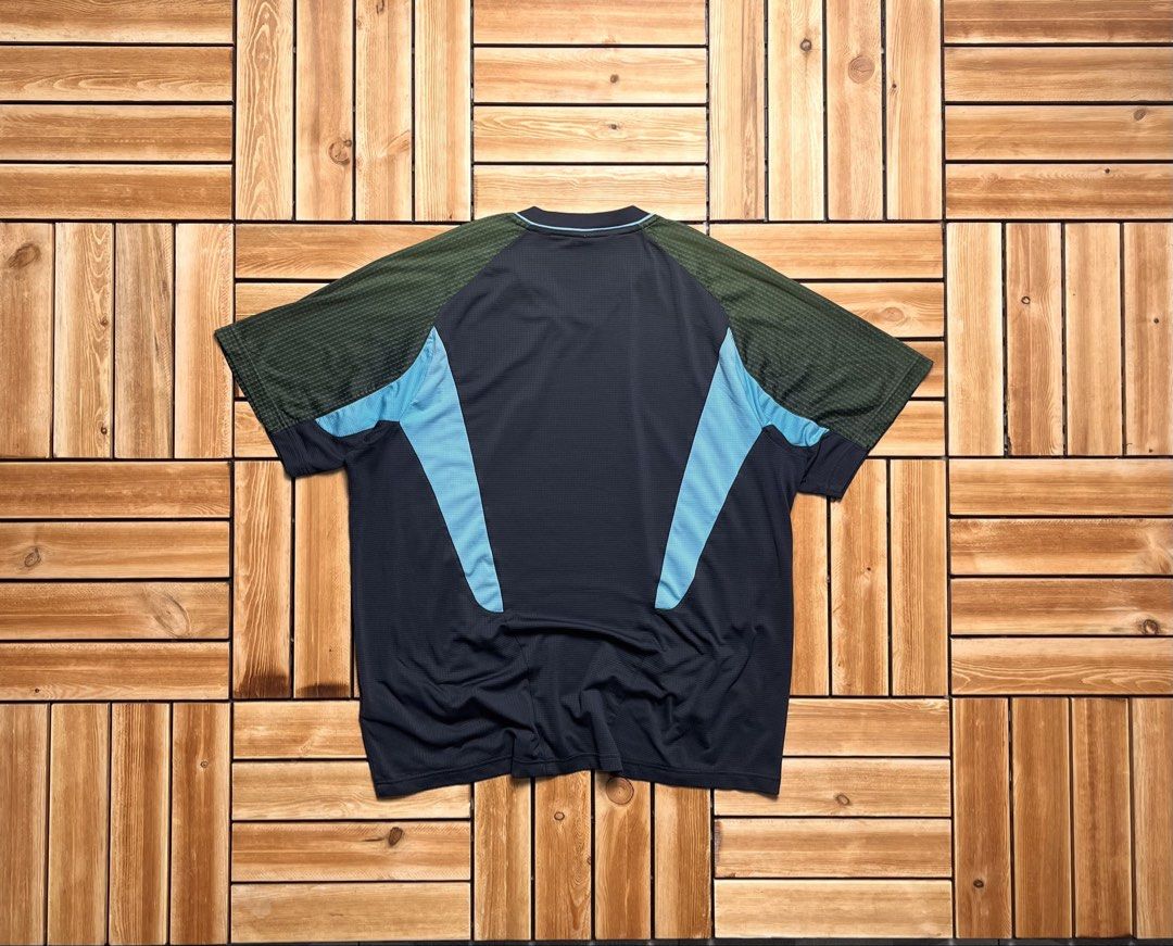 VTG NIKE Y2k SHIRT (Category: Tshirts & Polo Shirts ) located in Floridablanca. Submitted by d_elevated (Listing ID 1453199520, Image 2). Description: Xxl size Solid color blocking Y2k.