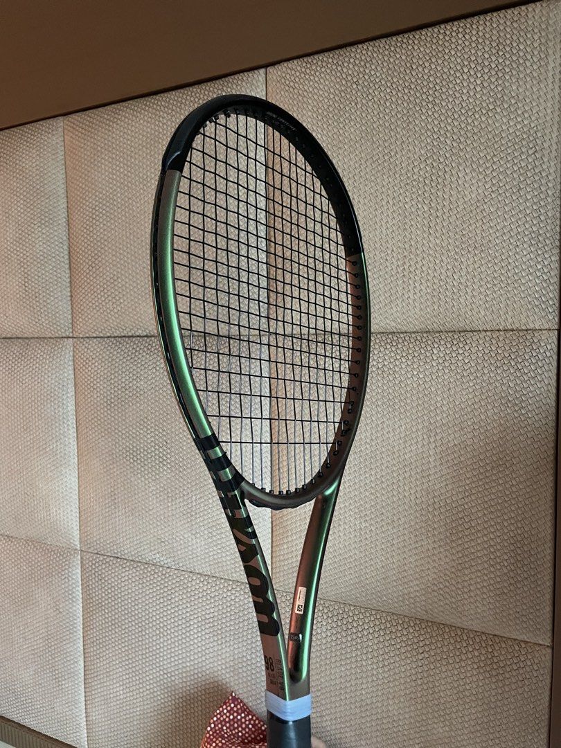 Wilson blade V8 305g 新淨網球拍tennis racket grip 2, 運動產品, 運動與體育, 運動與體育- 球拍和球類運動