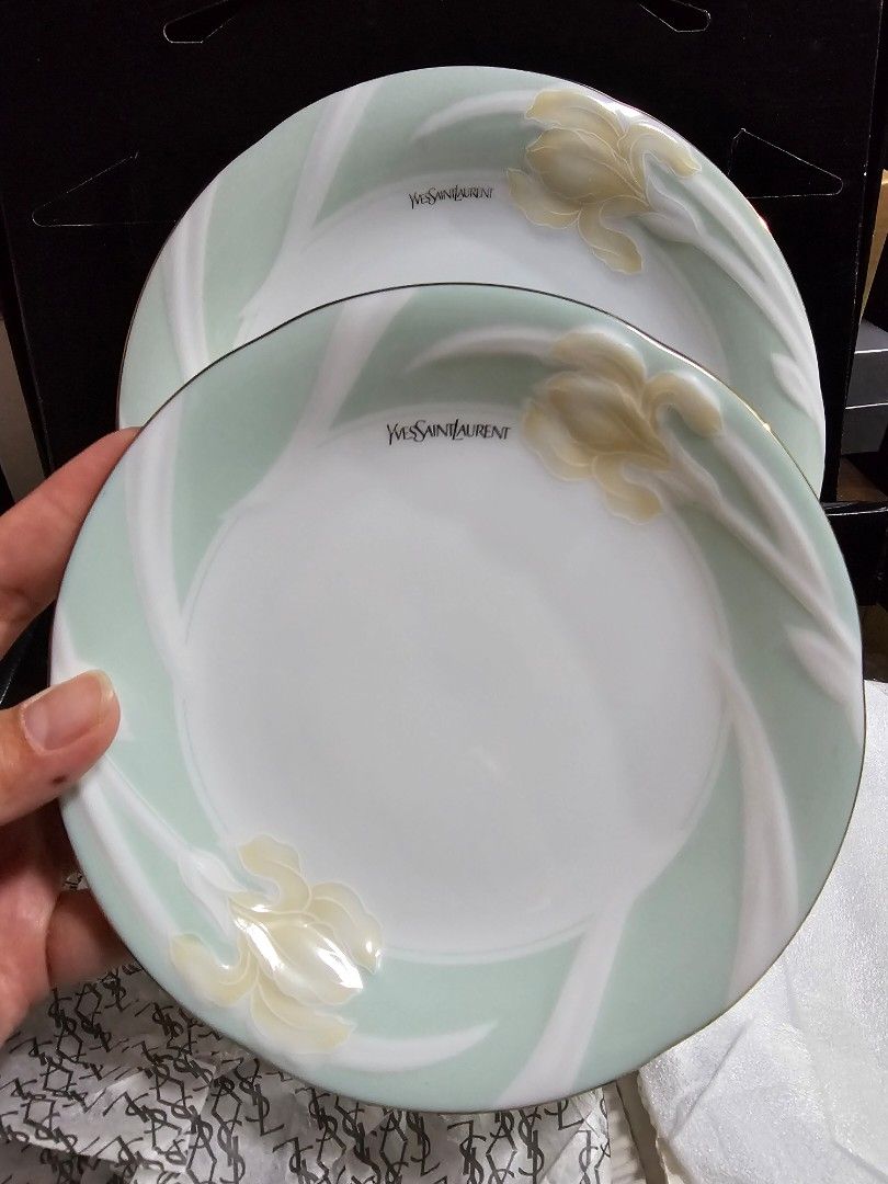 YSL Green Party Plates Set - 6 pcs (Category: Dinnerware & Cutlery) located in Quezon City. Submitted by senyoramaria (Listing ID 1453229231, Image 3). Description: YSL Party Plates Mint Green, features yellow iris flowers. Set of 6 1 x Serving Plate 10.1 inches in diameter 5 x Cake Plates 6.2 inches in diameter Brandnew with box. ---- I have 6 extra Cake Plates - Php500 each But can be discounted for multiple orders..