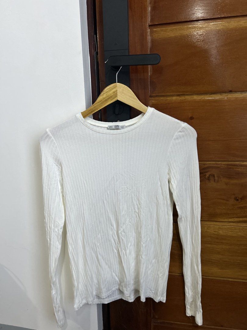 Zara White Ribbed Long sleeves Top (Category: Longsleeves) located in Bacoor. Submitted by alychbn (Listing ID 1453092754, Image 1). Description: .