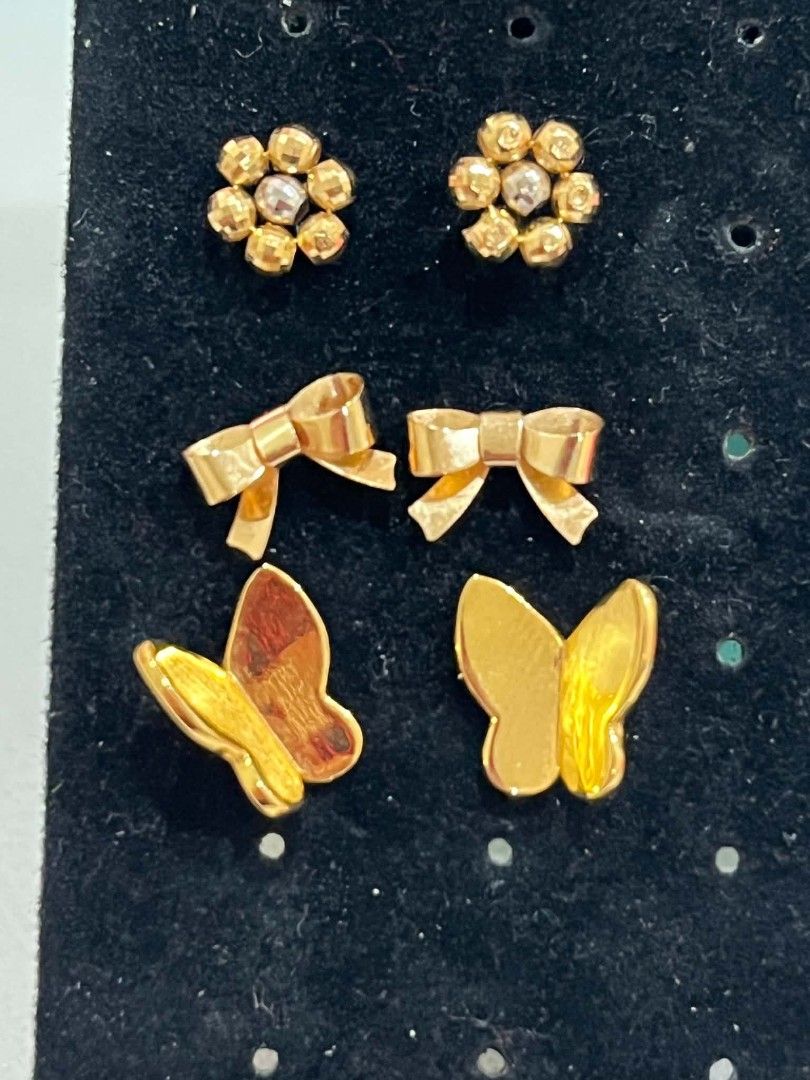 18k Gold Dainty Bubble Daisy Design Earrings (Category: Earrings) located in Zamboanga. Submitted by m4148 (Listing ID 1454885669, Image 2). Description: - Genuine 18k Gold Earrings - Japan Gold - Dainty Bubble Daisy Design - Price: ₱4,000 (Negotiable) - Versatile: Ideal for everyday wear or special occasions - Feel free to ask questions!.