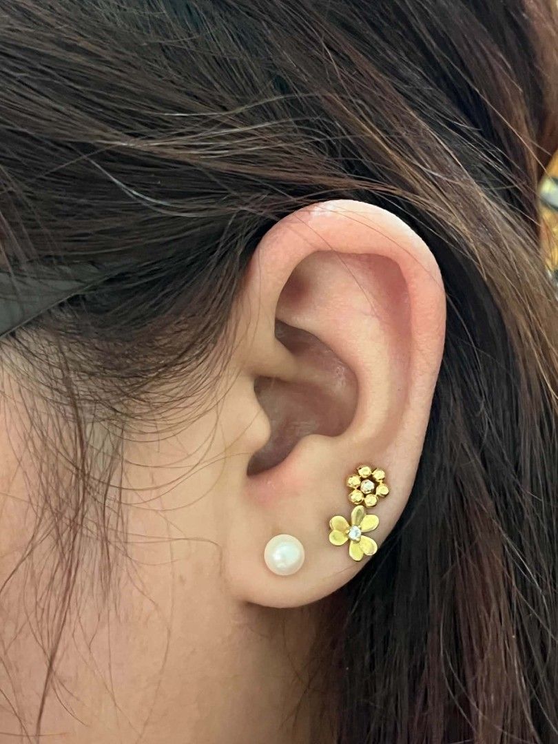18k Gold Dainty Bubble Daisy Design Earrings (Category: Earrings) located in Zamboanga. Submitted by m4148 (Listing ID 1454885669, Image 3). Description: - Genuine 18k Gold Earrings - Japan Gold - Dainty Bubble Daisy Design - Price: ₱4,000 (Negotiable) - Versatile: Ideal for everyday wear or special occasions - Feel free to ask questions!.