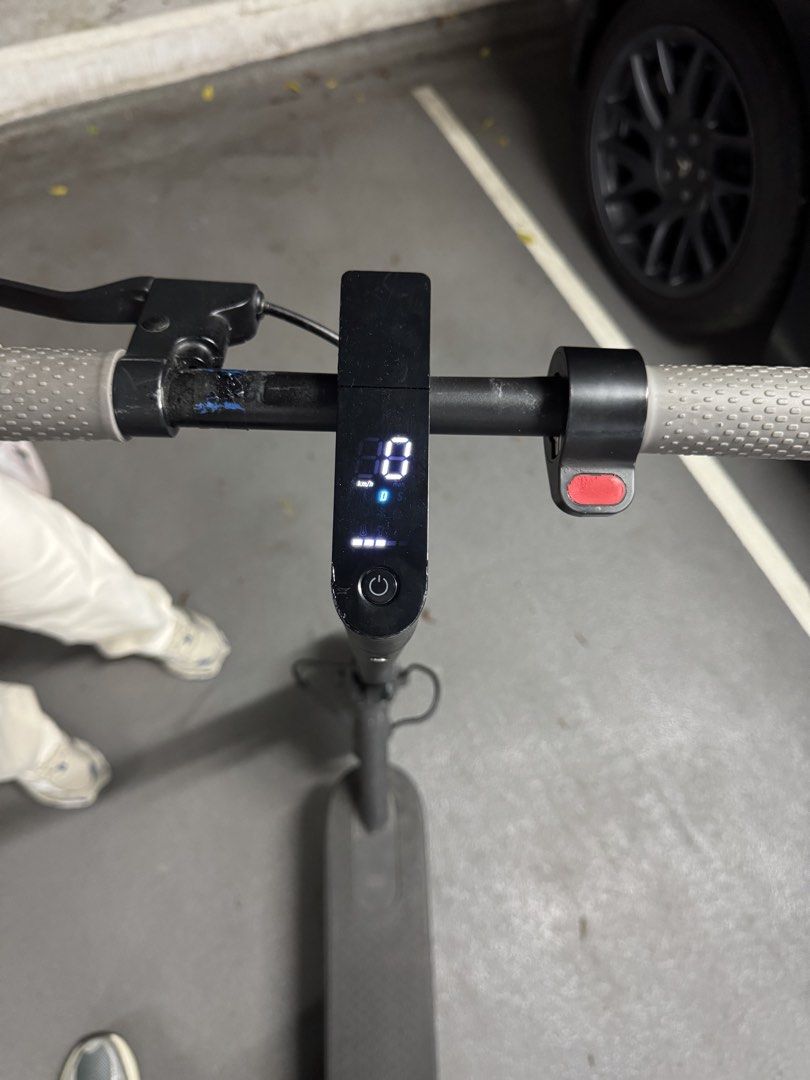 小米電動滑板車 （分類：電單車買賣）位於 Hong Kong。 由 bentley_23 提交（商品編號 1454927990，圖片 3）。簡介： 8成新 電池續航能力佳 連叉電 。