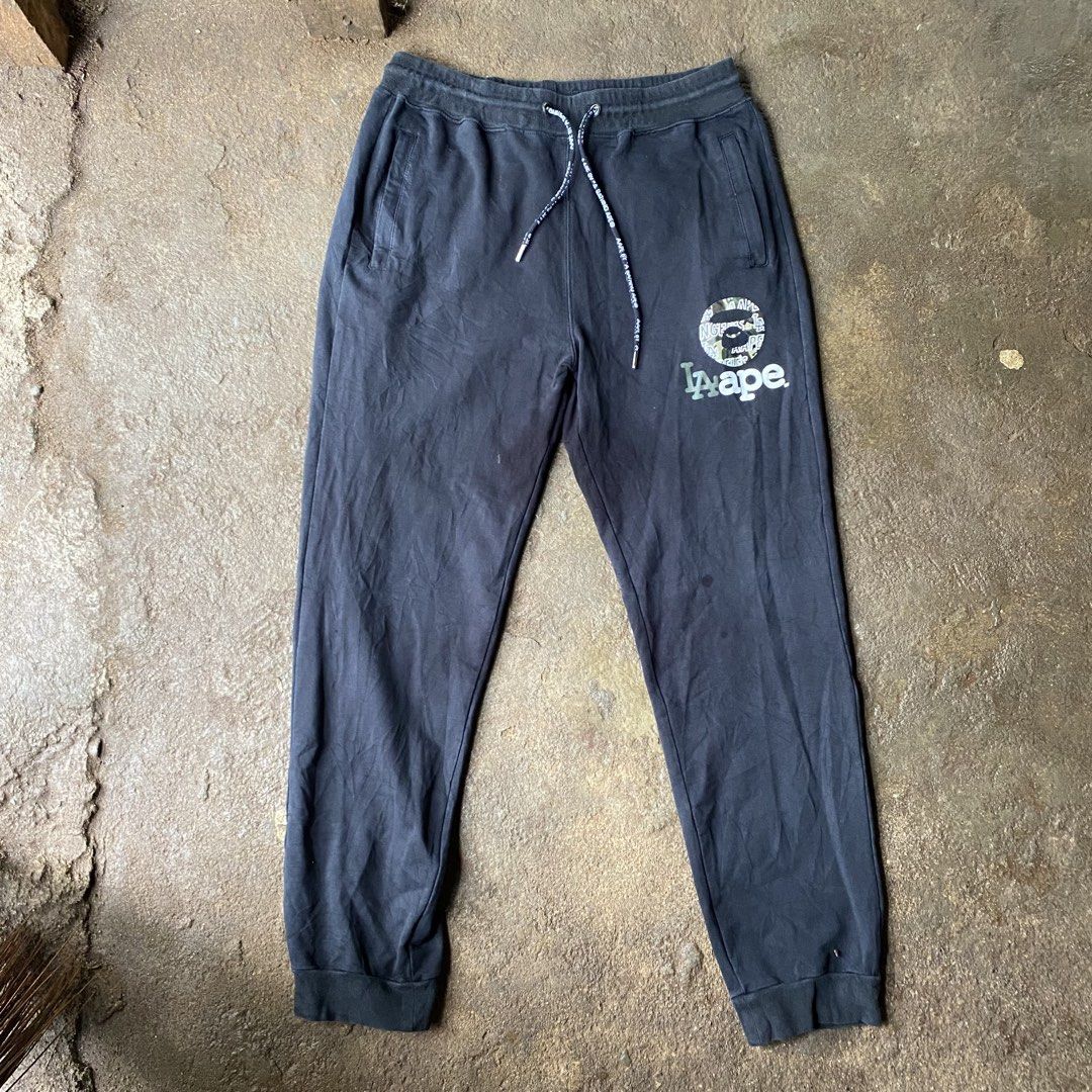 AAPE BY A BATHING APE LA Dodgers Sweatpants (Category: Joggers) located in Tarlac. Submitted by pop_up_0 (Listing ID 1454839376, Image 1). Description: - Authentic AAPE x LA Dodgers collaboration - Waist 31-33 - Length 39 - Classic black sweatpants - Comfortable and relaxed fit - Features drawstring waist with branded laces - Includes two side pockets and one back pocket - Ideal for everyday casual wear.