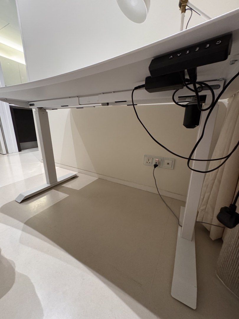 Adjustable height table (Category: Tables & Sets) located in Singapore. Submitted by basker888 (Listing ID 1454915838, Image 3). Description: .