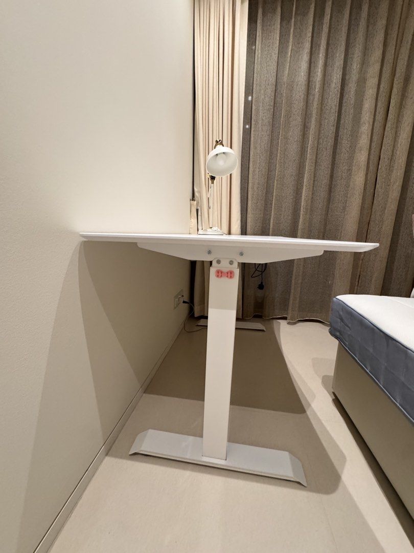 Adjustable height table (Category: Tables & Sets) located in Singapore. Submitted by basker888 (Listing ID 1454915838, Image 2). Description: .