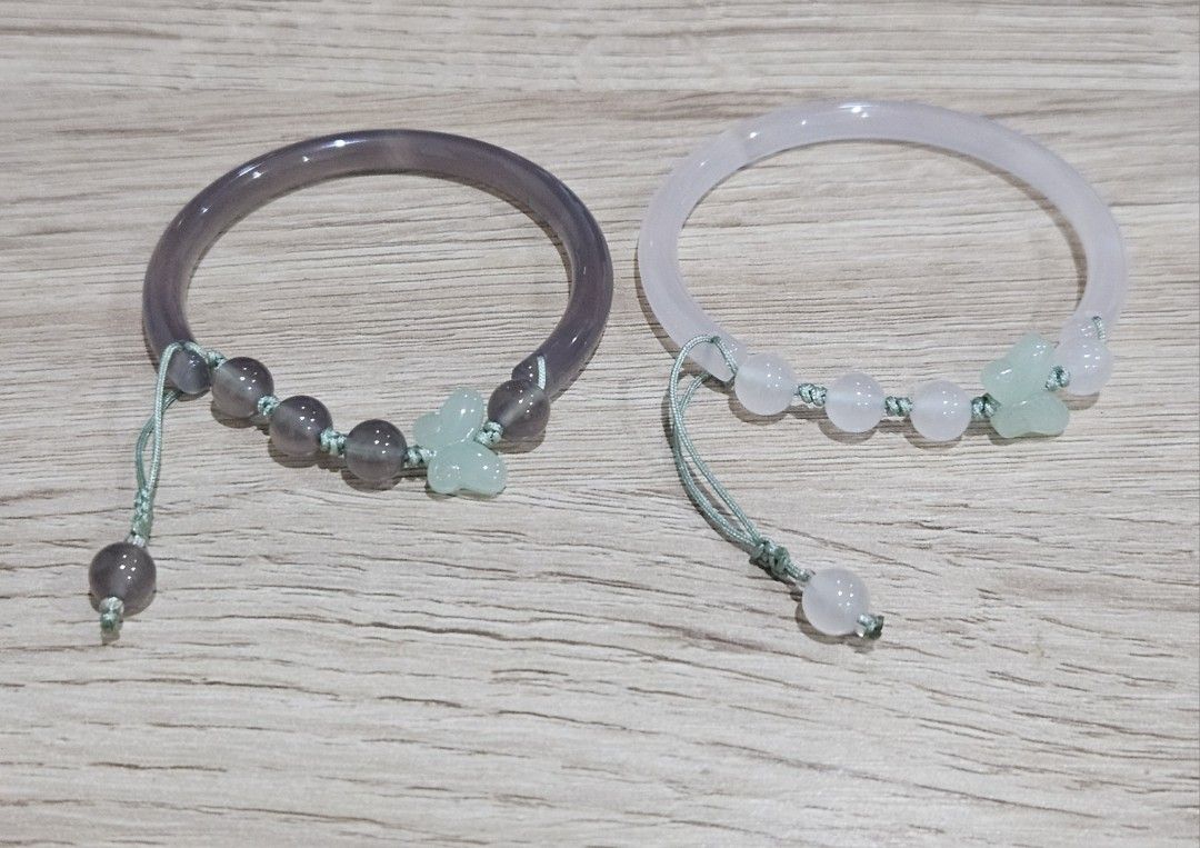 Agate Stone Adjustable Bangle (Category: Bracelets) located in Cainta. Submitted by Kahi0410 (Listing ID 1454821064, Image 1). Description: Natural Stone Bangle Adjustable by String Unique and stylish Safe for acidic, sensitive skin.
