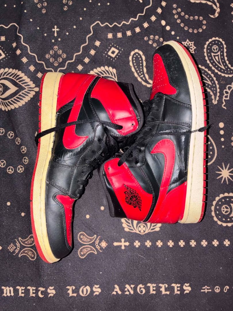 Air Jordan 1 High OG Chicago (Category: Sneakers) located in Tanauan. Submitted by the.thriftplug (Listing ID 1454924343, Image 3). Description: - Classic Air Jordan 1 High OG Chicago sneakers - Iconic black and red colorway - Pre-owned with visible signs of wear on midsole and toe box - Plenty of life remaining for wear or display - A must-have for any sneaker enthusiast's collection.