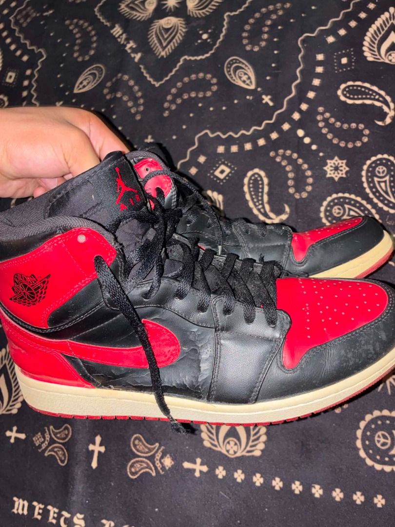 Air Jordan 1 High OG Chicago (Category: Sneakers) located in Tanauan. Submitted by the.thriftplug (Listing ID 1454924343, Image 2). Description: - Classic Air Jordan 1 High OG Chicago sneakers - Iconic black and red colorway - Pre-owned with visible signs of wear on midsole and toe box - Plenty of life remaining for wear or display - A must-have for any sneaker enthusiast's collection.